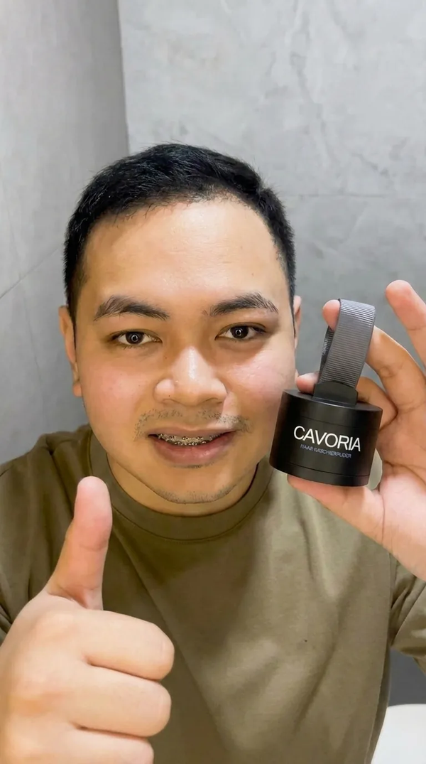 Kundenbewertung CAVORIA – Mann zeigt Daumen hoch mit Haar Kaschierpuder in der Hand